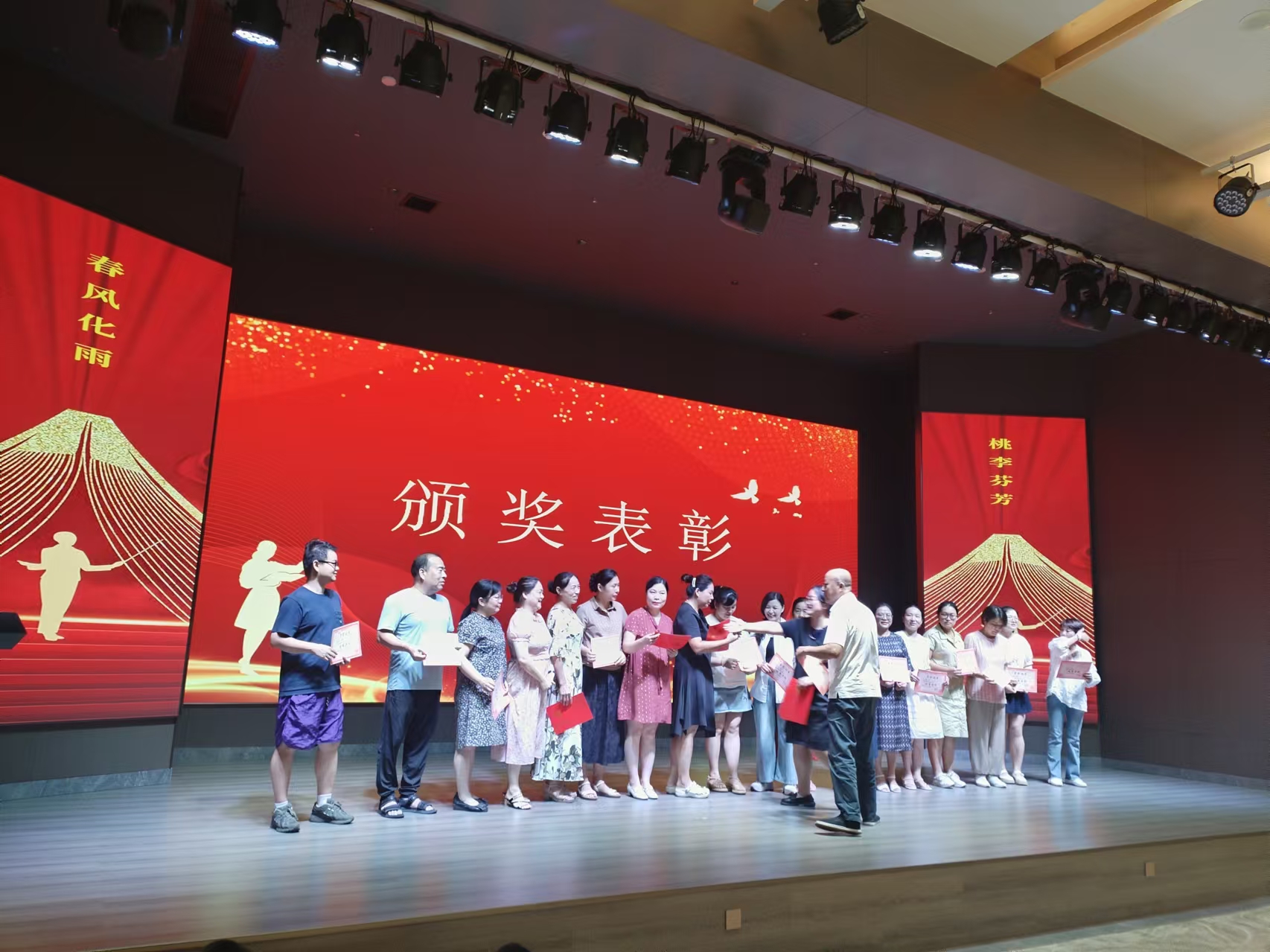 9月10日，曙光學(xué)校教師節(jié)文藝晚會在湖南精正溢香園酒店舉辦